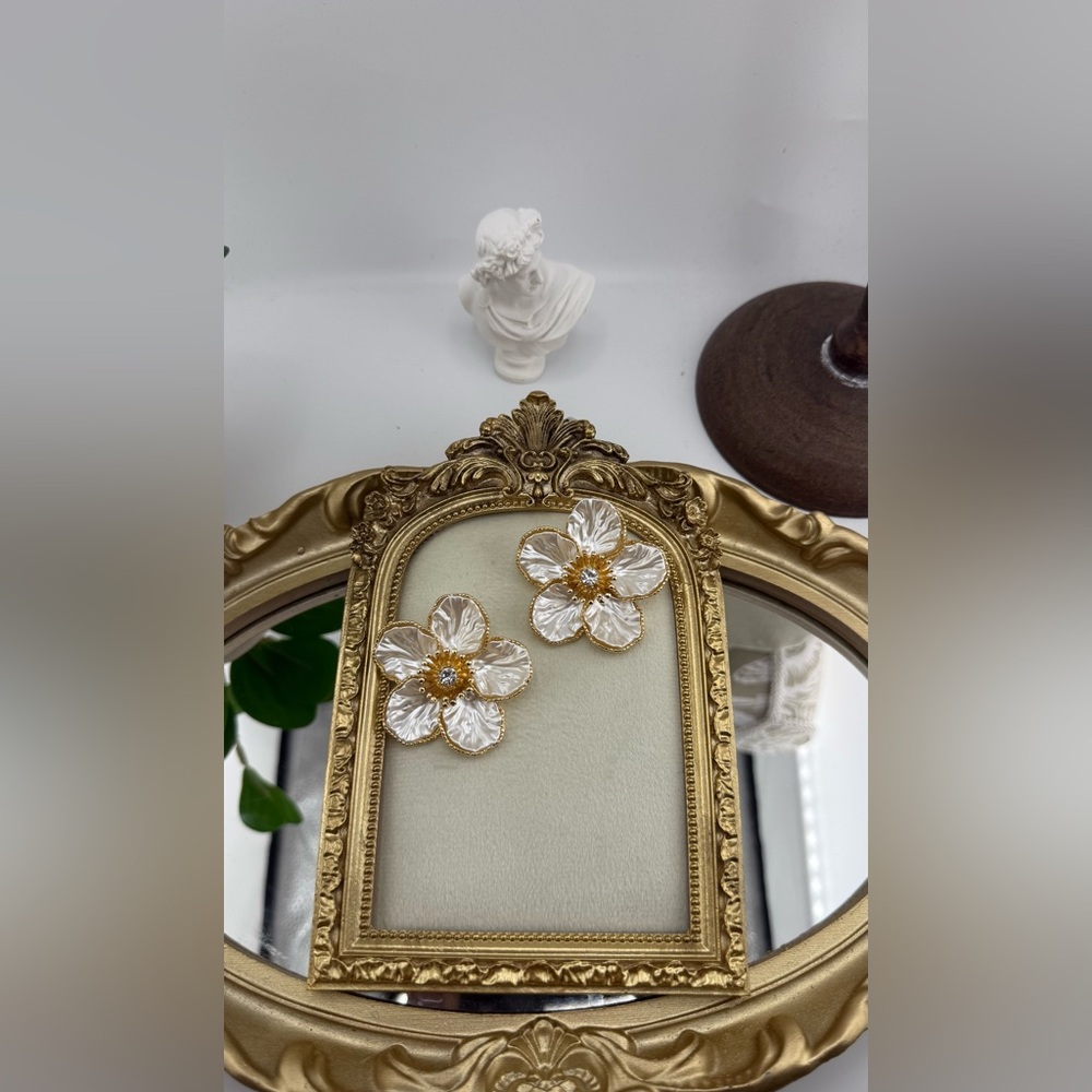 Ivory Floral Statement Earrings – Vintage-Inspired Elegance - Picture 7 of 13